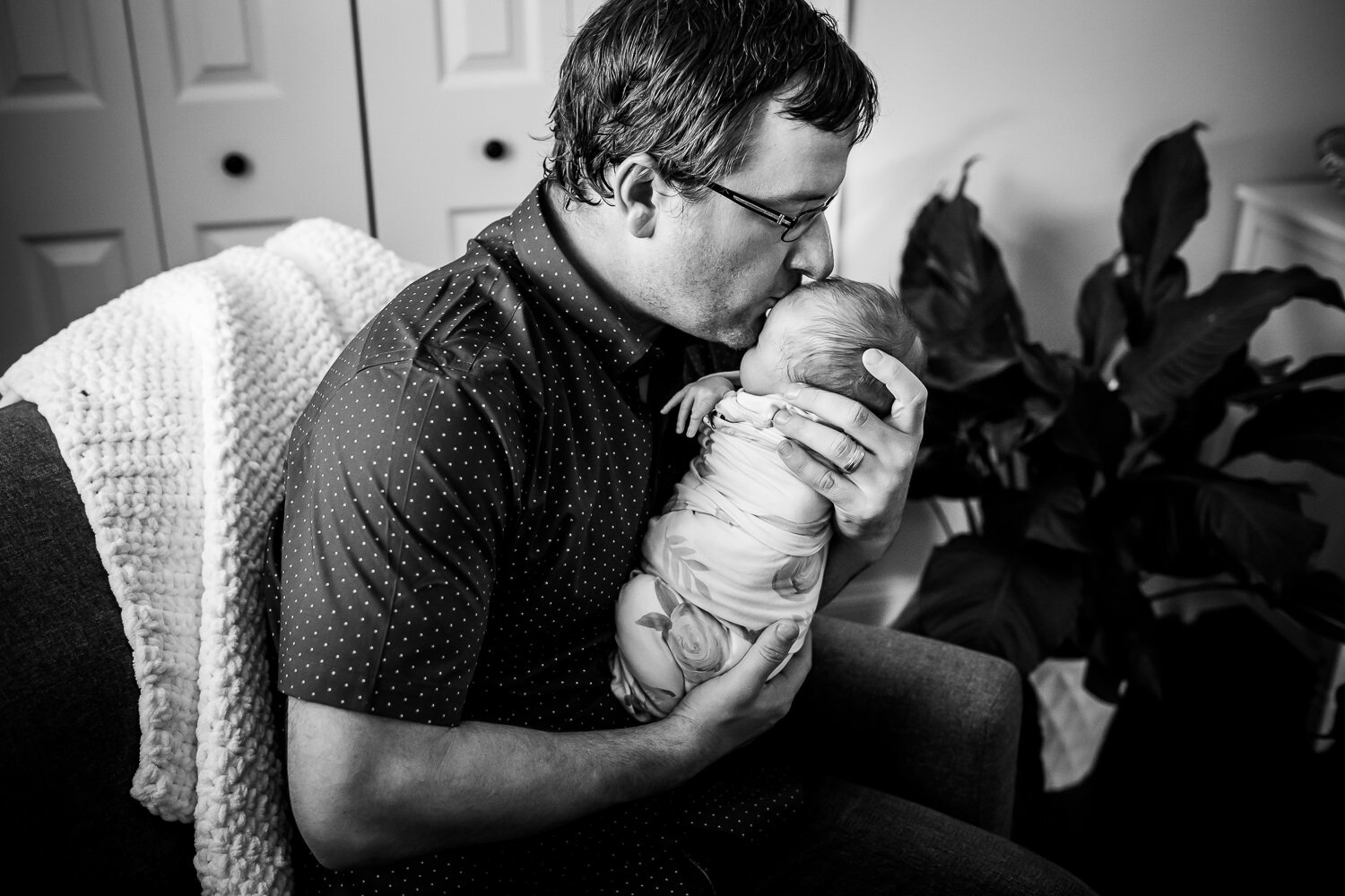 dad and newborn daughter