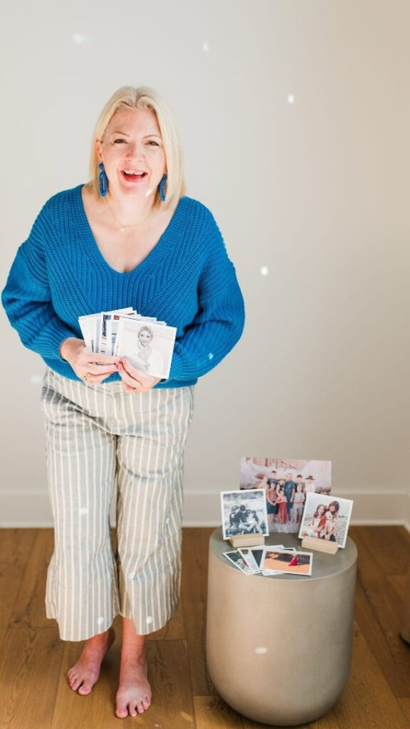 a photographer holding photos she's taken and teaching how to prepare foor a photoshoot