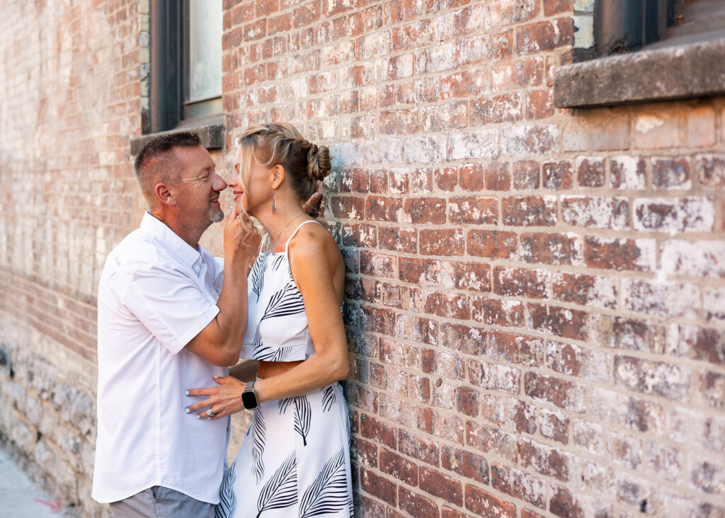 Couples photography in Nashville TN depicts romantic downtown Nashville couples session